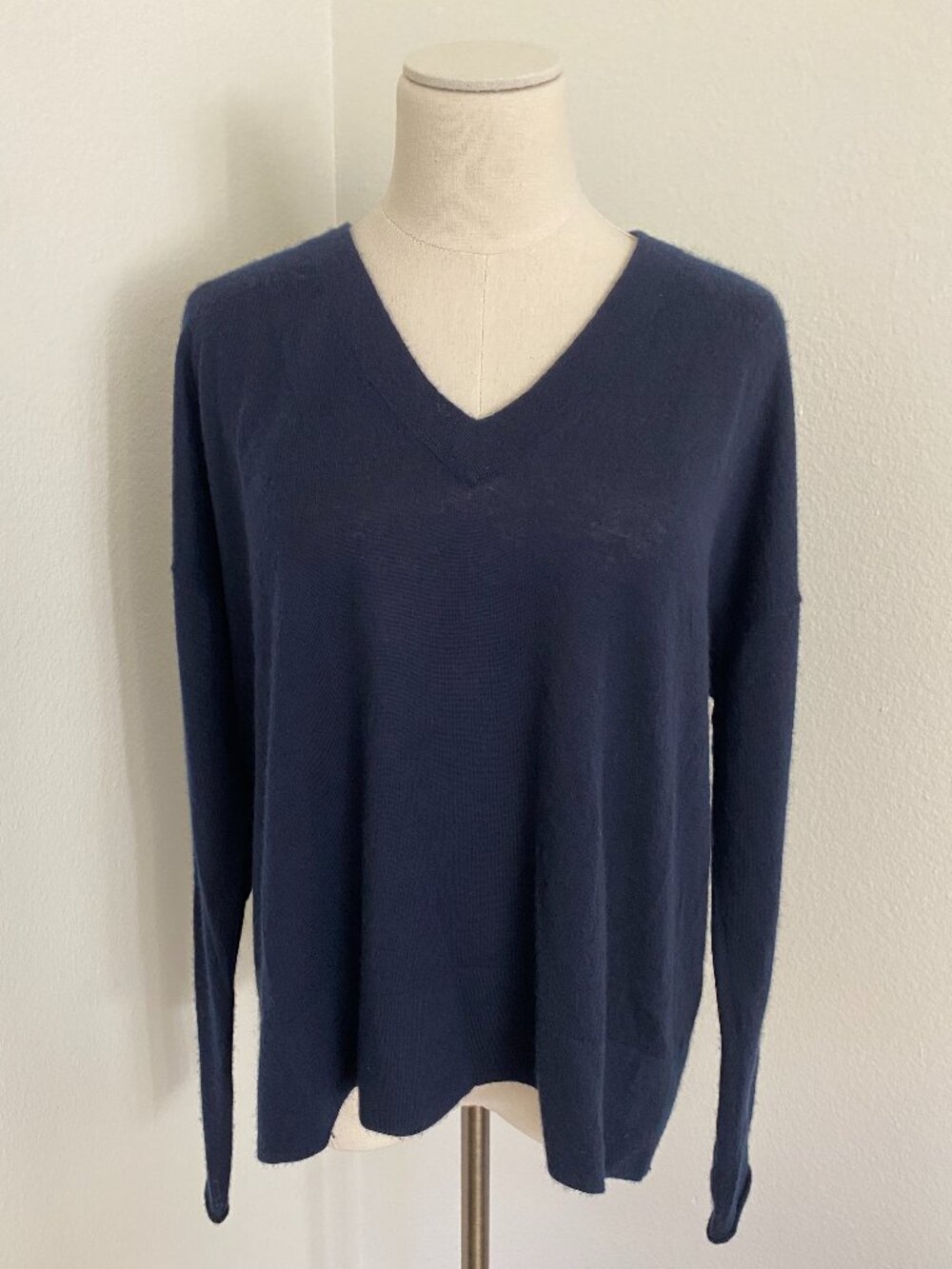 James Perse Lightweight Cashmere V-neck Sweater - 3/L